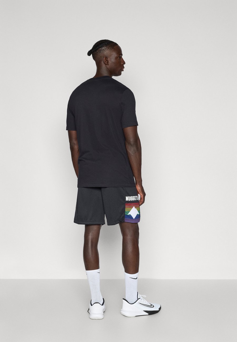 Спортивные шорты Nike Performance DENVER NUGGETS MNK DF SWGMN SHORT CITY EDITION 25, Black/Amarillo/Black — фото 3