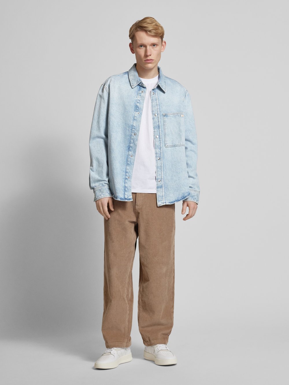 

Рубашка из денима классического кроя с этикеткой Calvin Klein Jeans