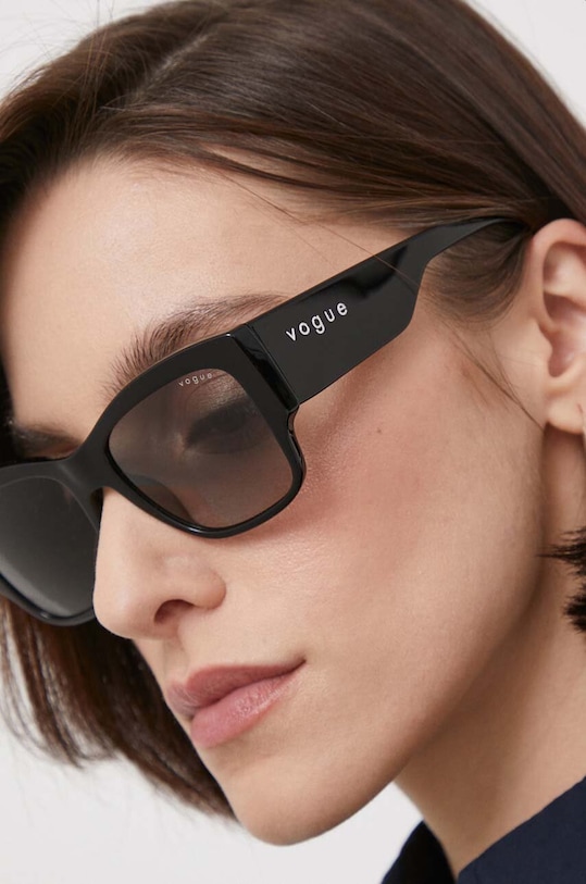 

Солнцезащитные очки Vogue, черный