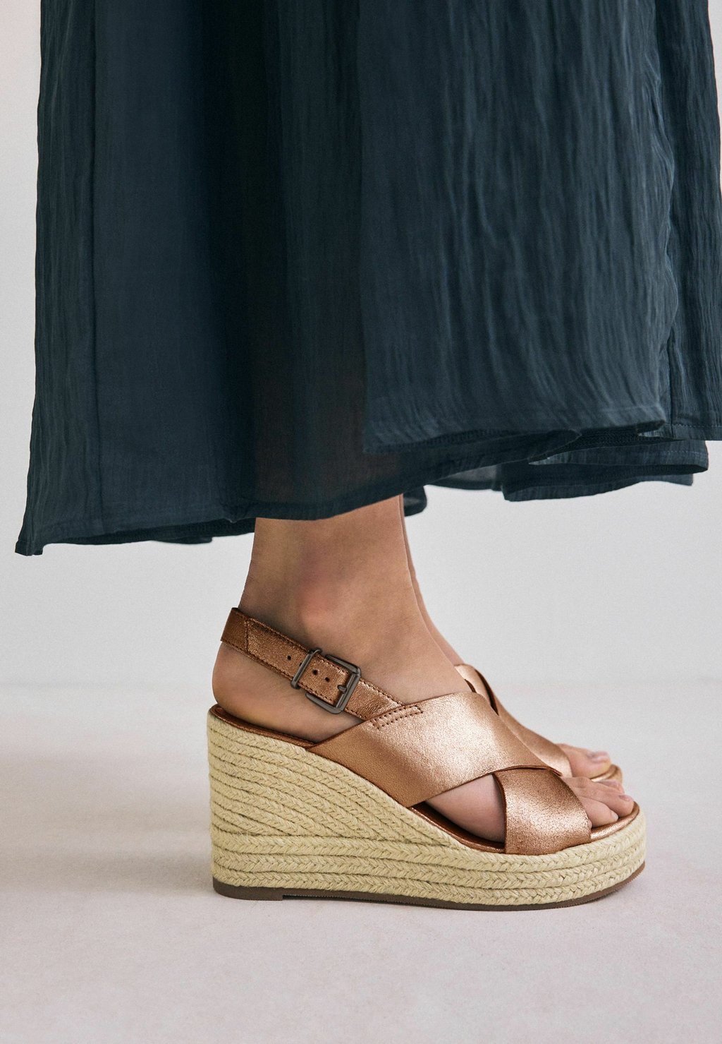 Босоножки на танкетке Espadrillas Next, золотой — фото 2