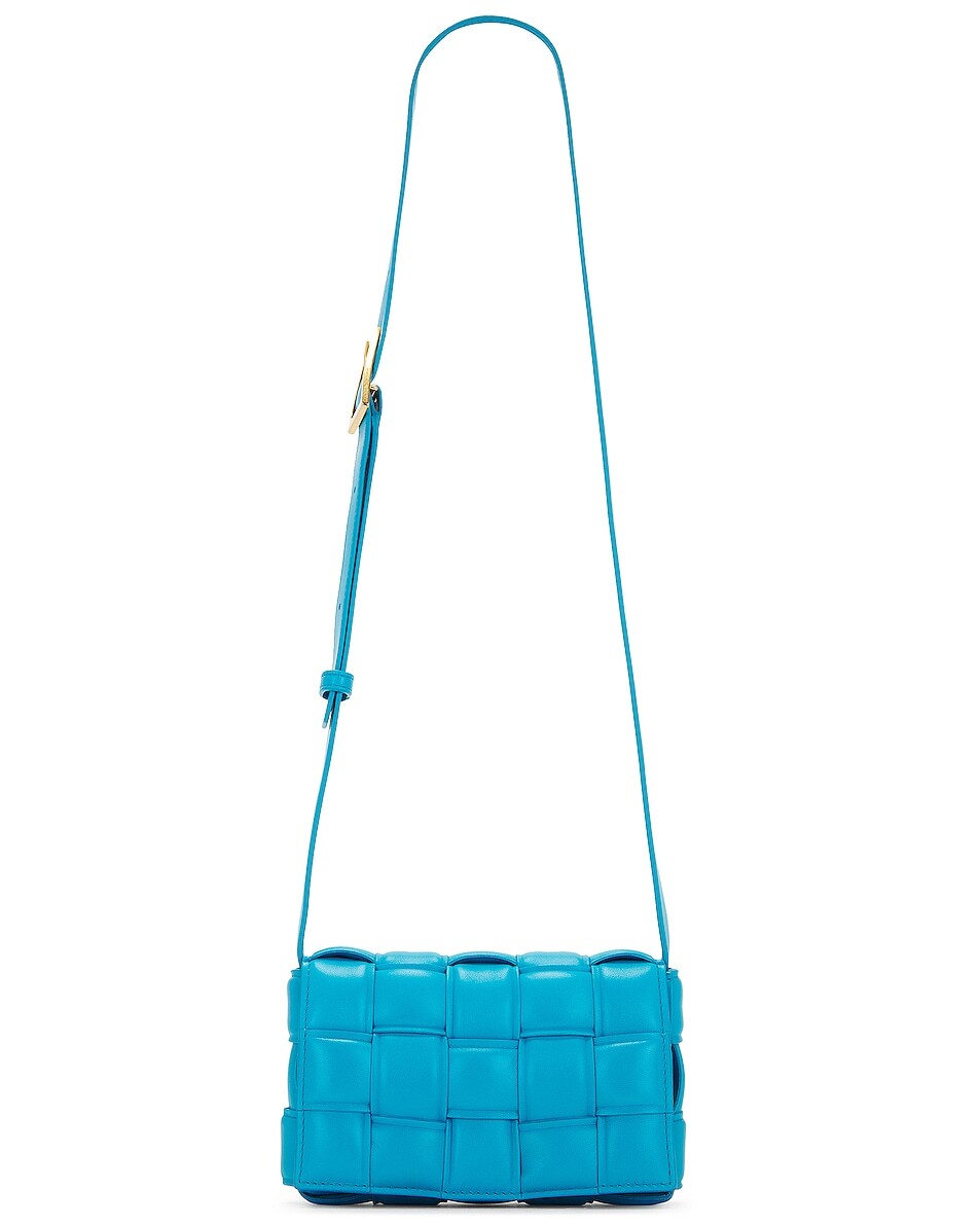 

Сумка кросс-боди Bottega Veneta Small Cassette Shoulder, цвет Pool & Gold