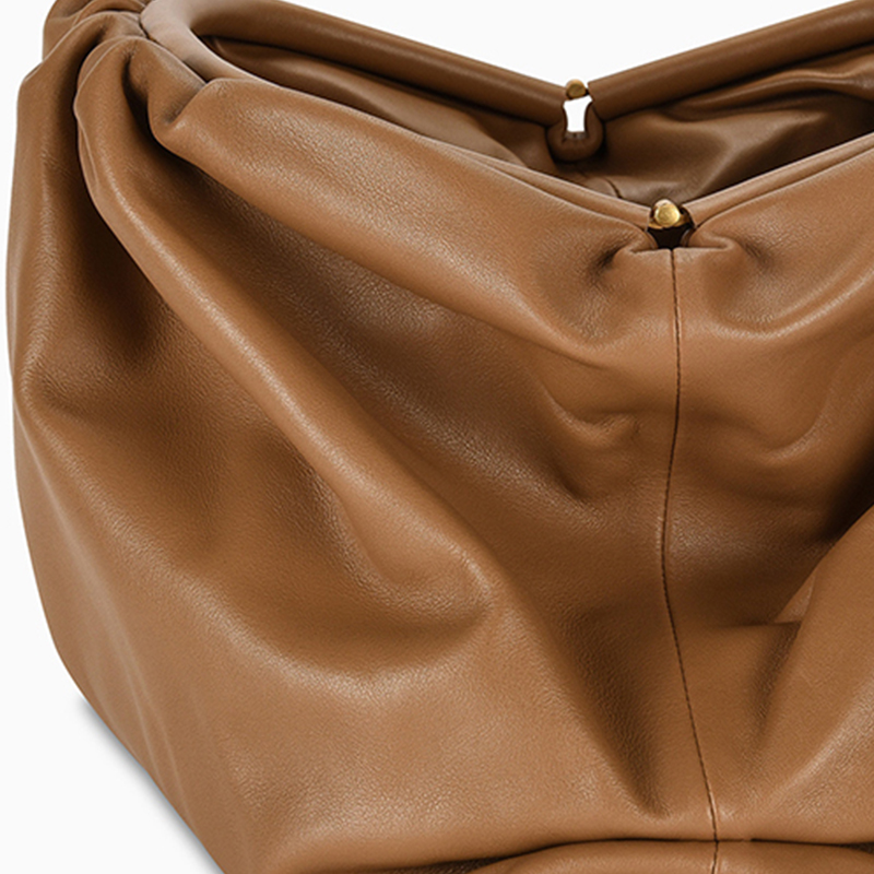 Bottega Veneta Кожаная сумка облако клатч большая женская карамельно коричневая — фото 4