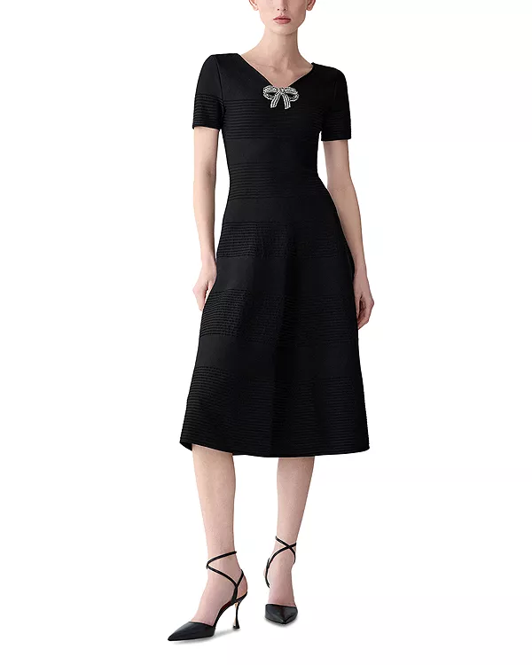 

Платье с V-образным вырезом и расклешенной юбкой, украшенное декором. Carolina Herrera, черный