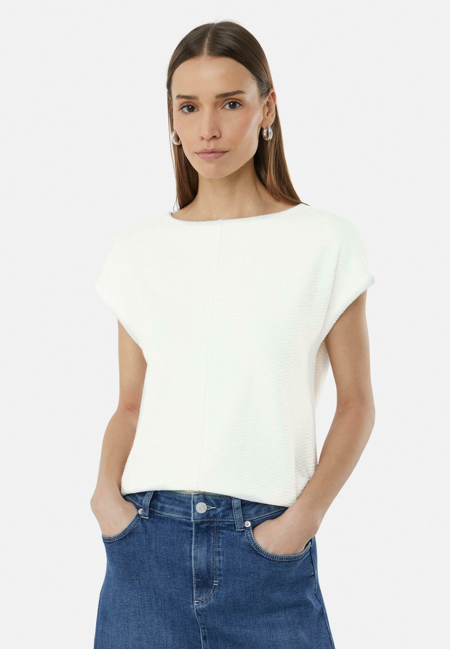 

Футболка comma casual identity STRUKTURIERTES IM RELAXED FIT MIT ÜBERSCHNITTENEN SCHULTERN, Weiß/White, Белый, Футболка comma casual identity STRUKTURIERTES IM RELAXED FIT MIT ÜBERSCHNITTENEN SCHULTERN, Weiß/White