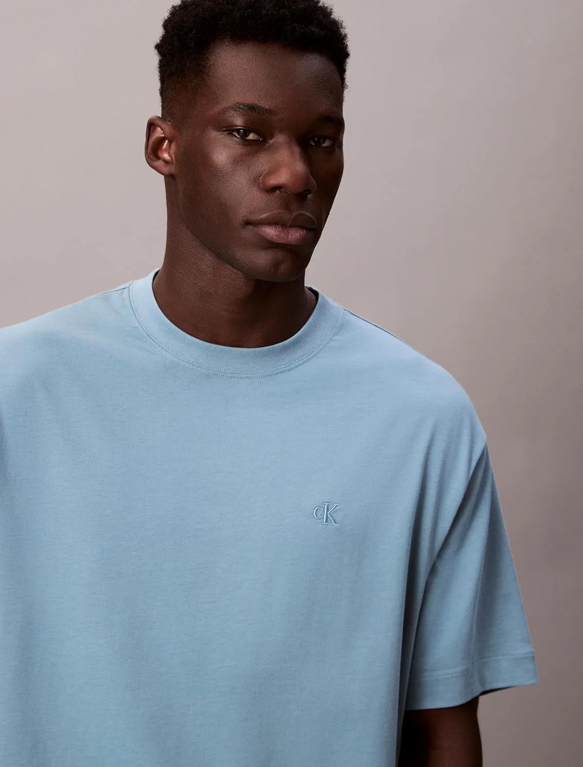 Мужская футболка Calvin Klein с круглым вырезом и свободным кроем, с архивным логотипом — фото 2