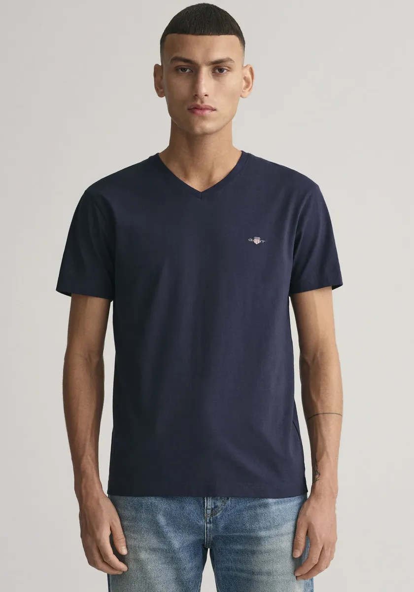 

Футболка Gant "SLIM SHIELD V-NECK T-SHIRT" с небольшой вышивкой логотипа на груди, синий