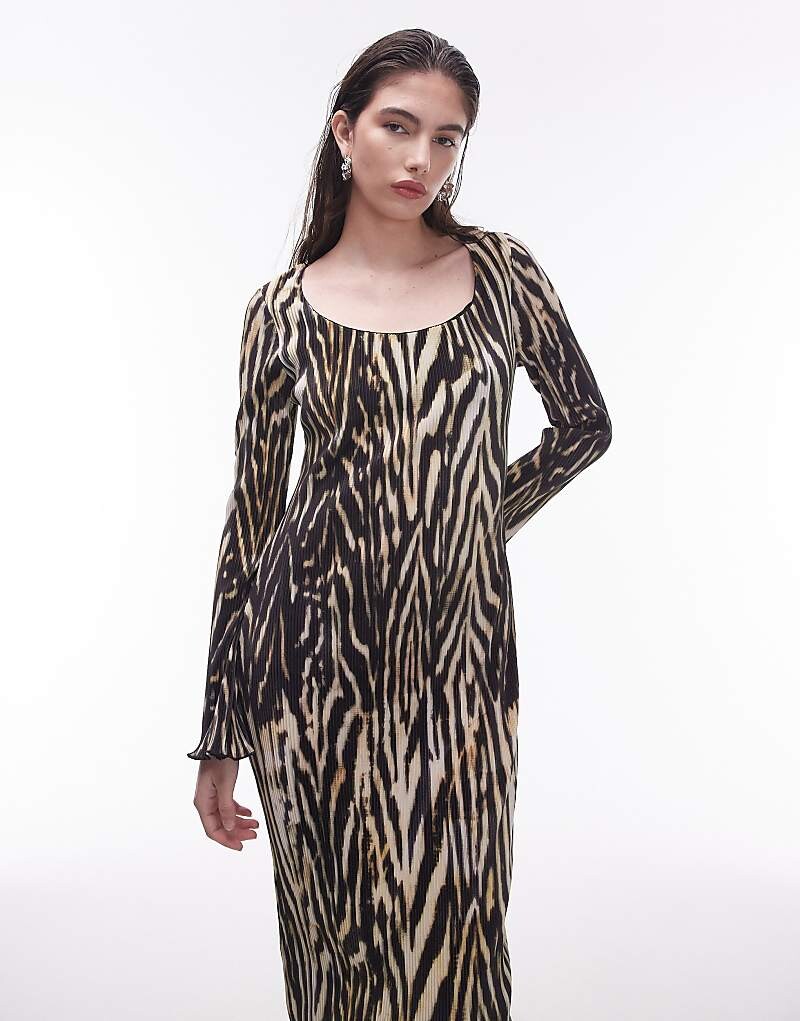 

Topshop – черно-белое плиссированное платье миди с зебровым принтом, вырезом-лодочкой и оборками по низу