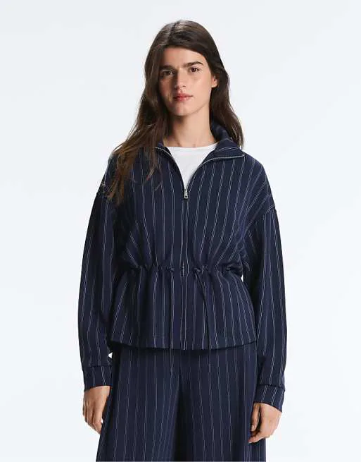 

OYSHO Темно-синяя куртка из мягкого модала с регулируемой талией и высоким воротником