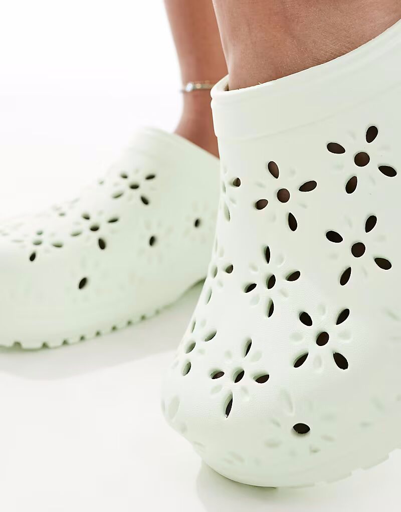 Классические сабо Crocs с цветочным узором в нефритовом оттенке — фото 4