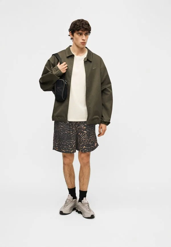 Спортивные штаны в стиле научной фантастики club flow Nike Sportswear, Tattoo/Black/Orange Frost — фото 3