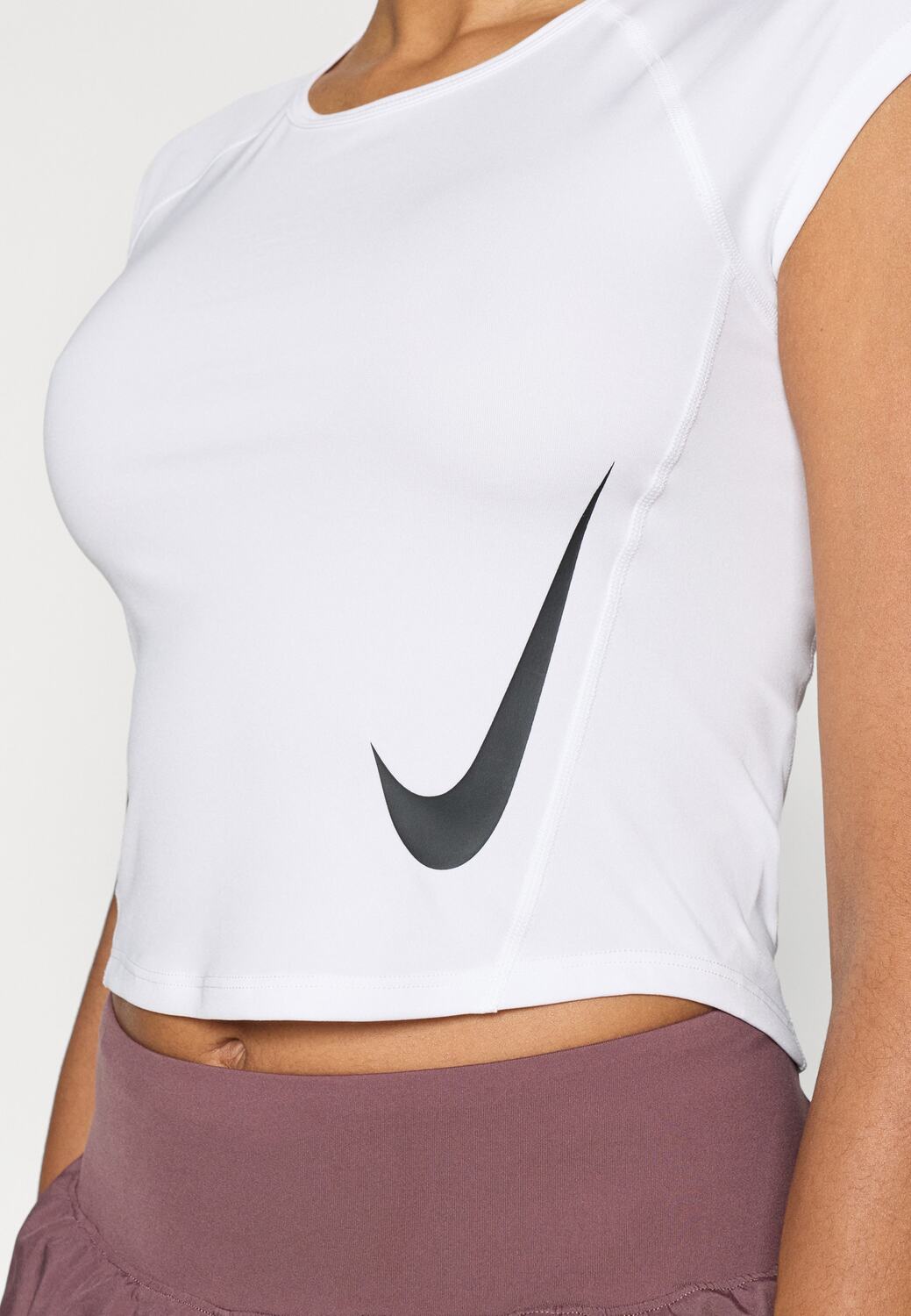 NIKE Футболка для тренировок 'TEMPO SWOOSH' в белом цвете — фото 2