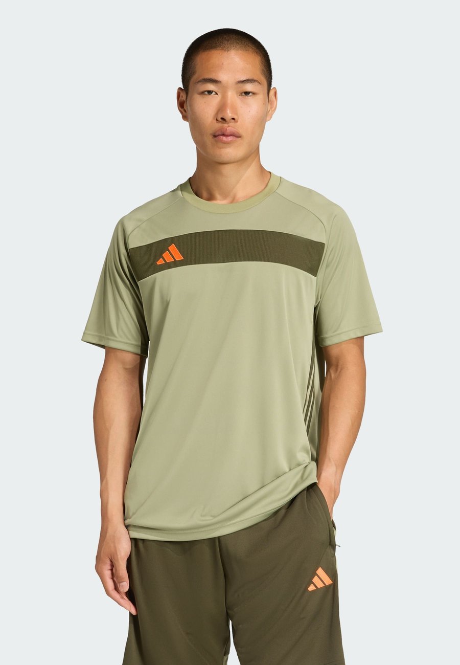 

Футболка Adidas Performance TIRO25 ESSENTIALS JERSEY MEN, Tent Green Night Cargo Impact Orange/Green