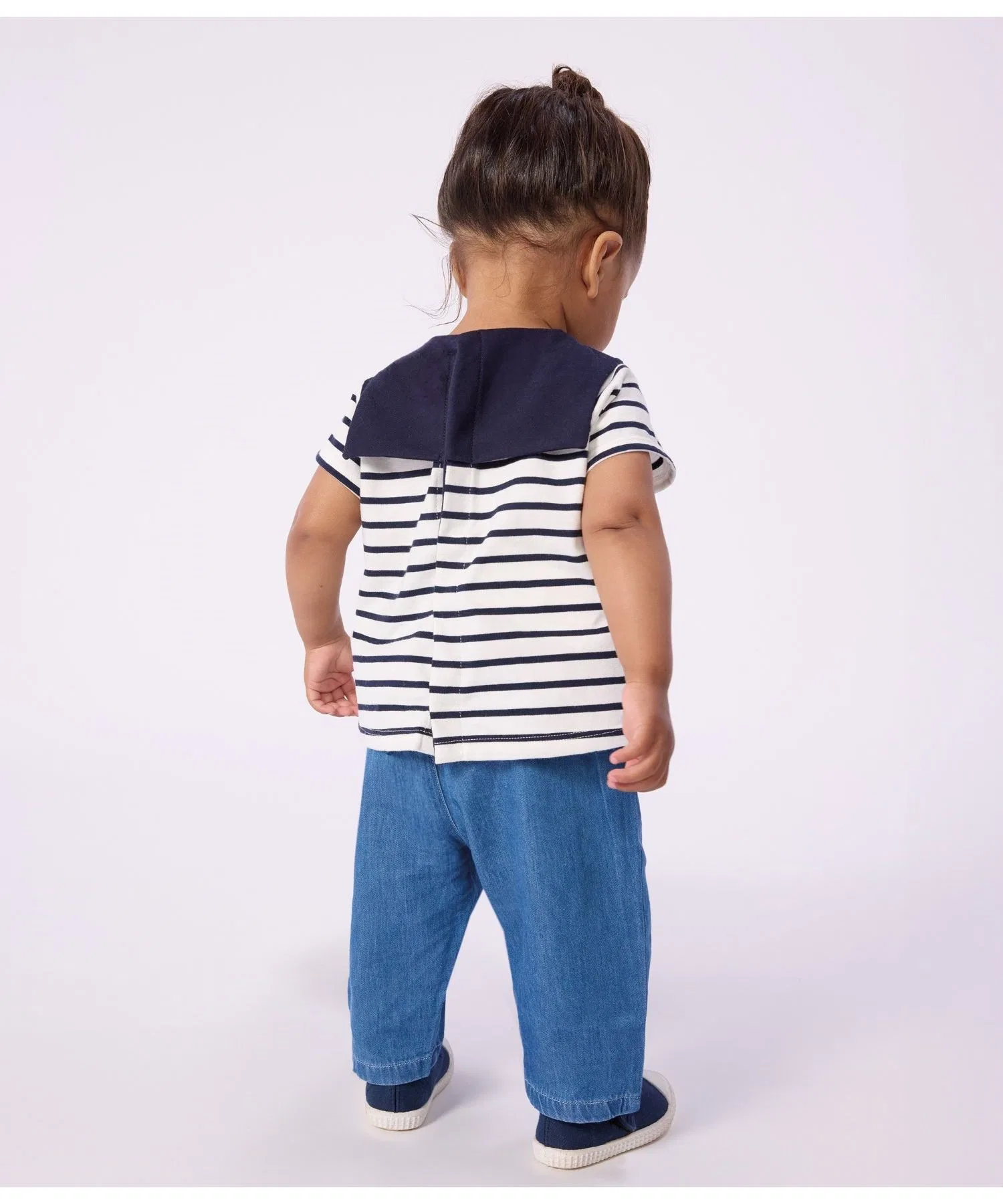 Детская футболка-полосатик Petit Bateau с сердечком бело-тёмно-синяя — фото 3
