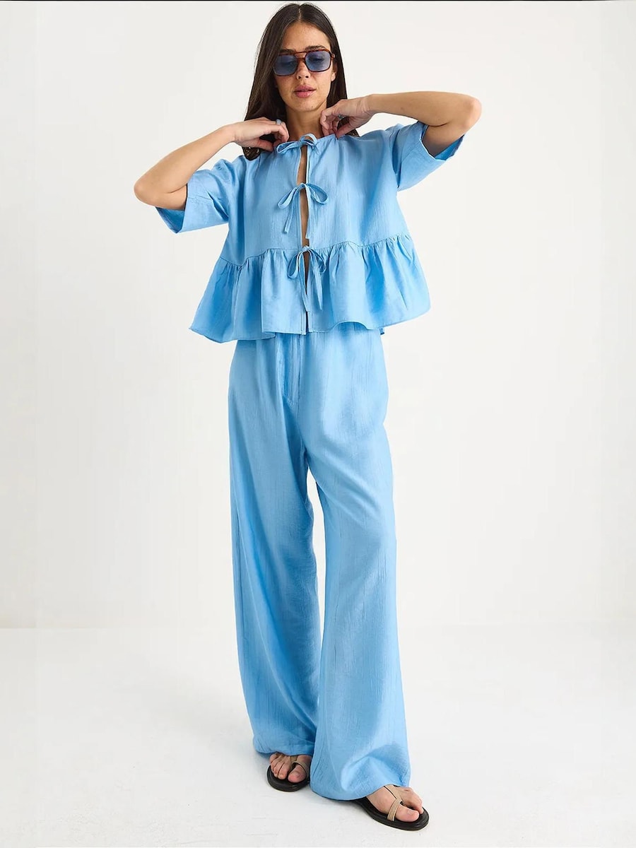 

Брючный костюм Bianco Lucci, светло-голубой