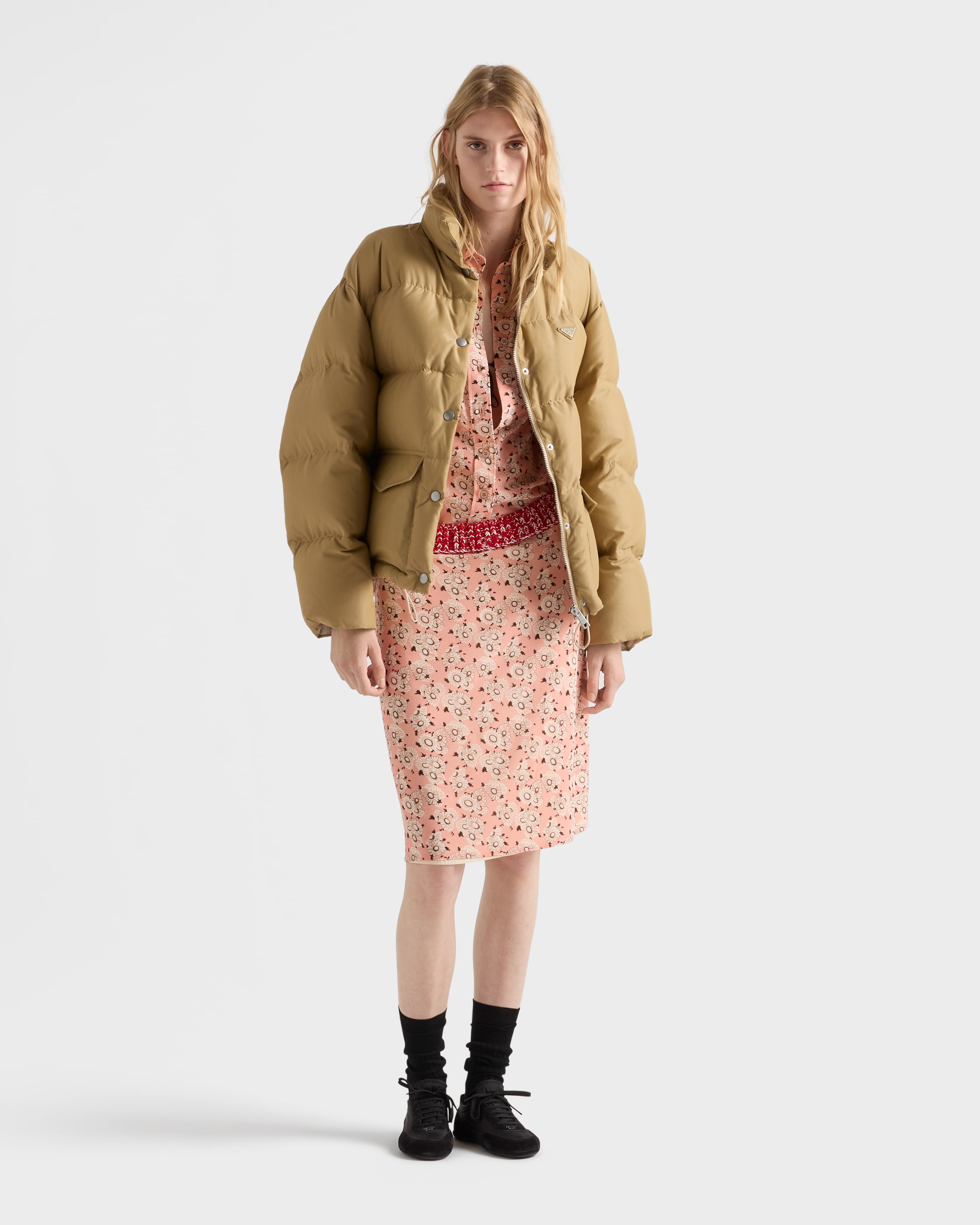 Пуховик из технической ткани средней плотности Prada, бежевый — фото 2