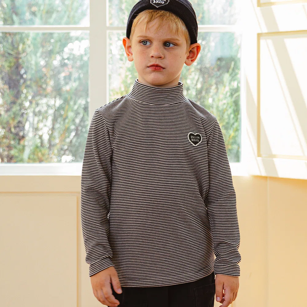 Детская чёрная футболка с длинным рукавом и высоким воротником Bb Heart Stripe от Belita&Boys — фото 2
