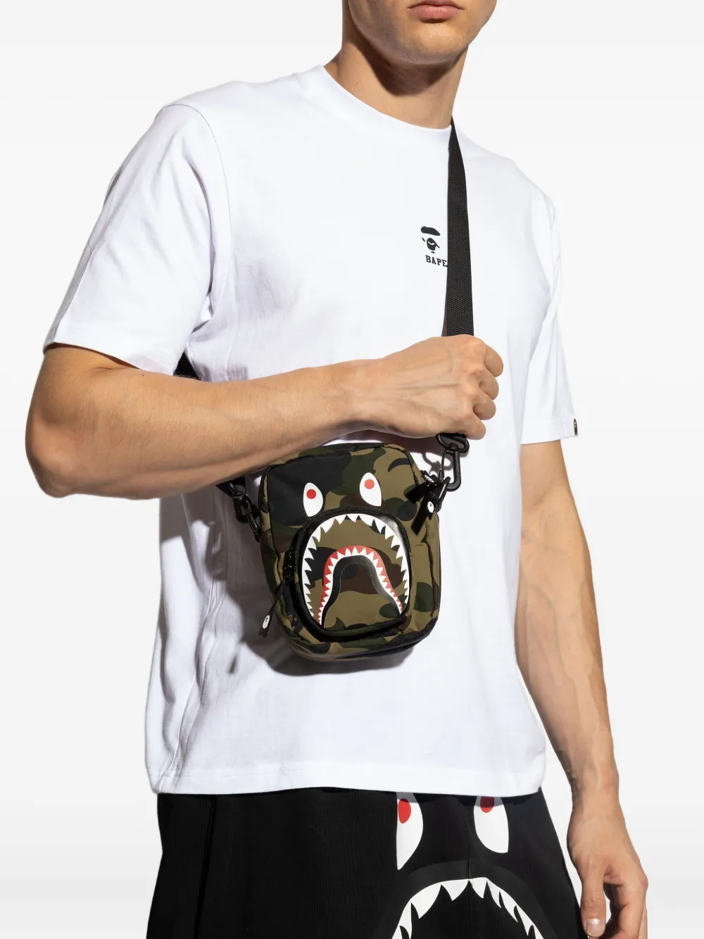 

Плечевая сумка с камуфляжным рисунком и изображением акулы A BATHING APE, зеленый