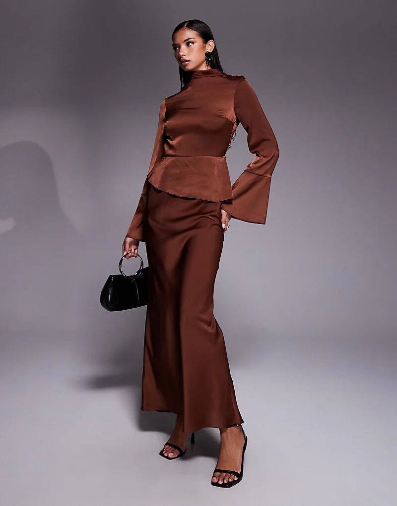 

Платье макси с баской и расклешенными рукавами ASOS DESIGN шоколадного цвета