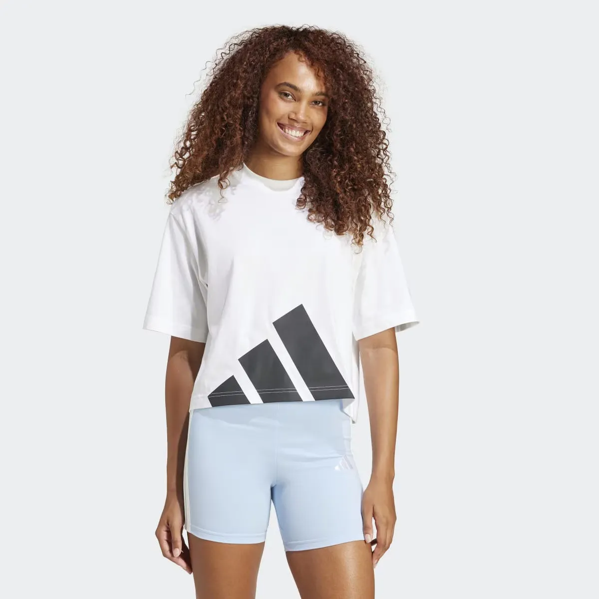 

Женская футболка бойфренда Adidas Essentials с большим логотипом, белый