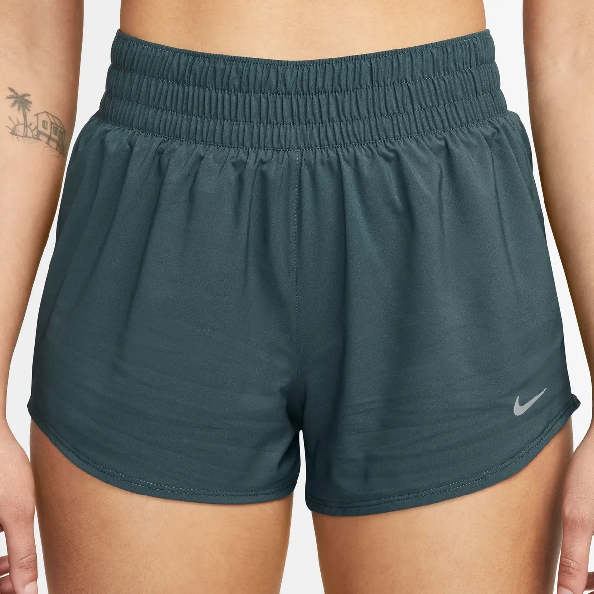 

Шорты для тренинга Nike "DRI-FIT ONE ЖЕНСКИЕ ШОРТЫ СО СРЕДНЕЙ ПОСАДКОЙ НА ПОДКЛАДКЕ", серебристый