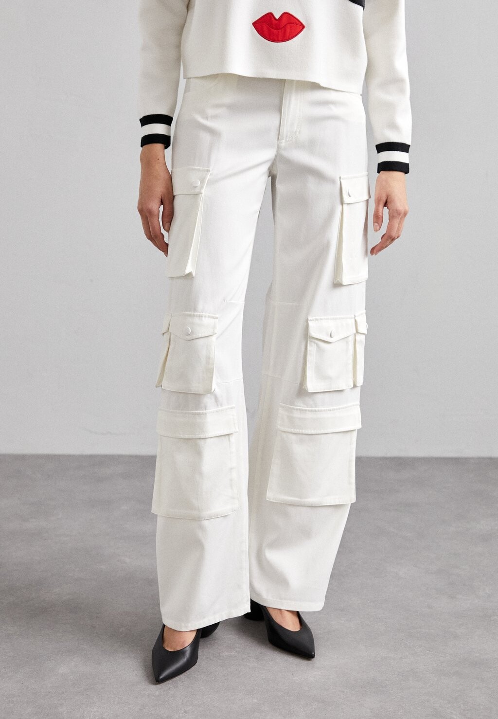 

Брюки карго OLYMPIA PANTS Alice + Olivia, цвет off white