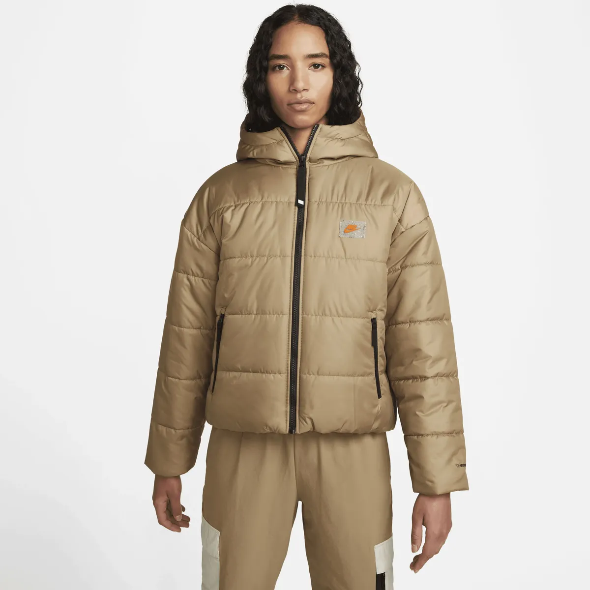 

Стеганая куртка Nike Sportswear "W NSW SYN TF RPL HD JKT SU", с капюшоном, цвет Dk Driftwood/Safety Orange