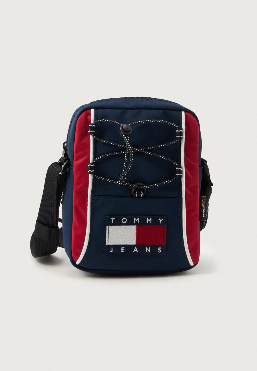 

Сумка кросс-боди Tommy Jeans ARCHIVE REPORTER, Dark Night Navy/Dark Blue