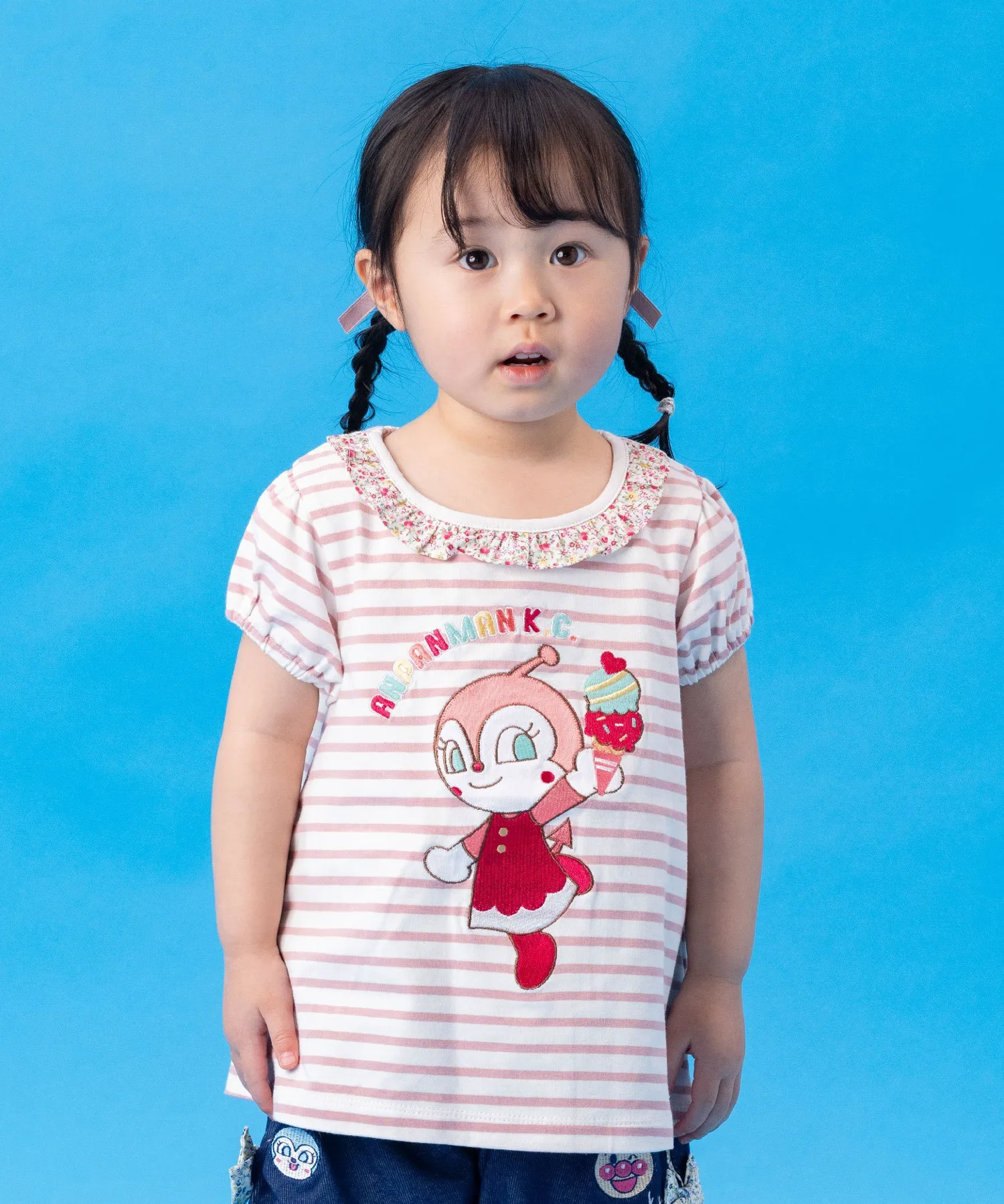Футболка с аппликацией по краю и воротником-рюшами Anpanman Kids Collection, цвет Pink — фото 2