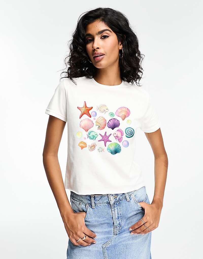 

ASOS DESIGN – белая укороченная облегающая футболка с изображением ракушек