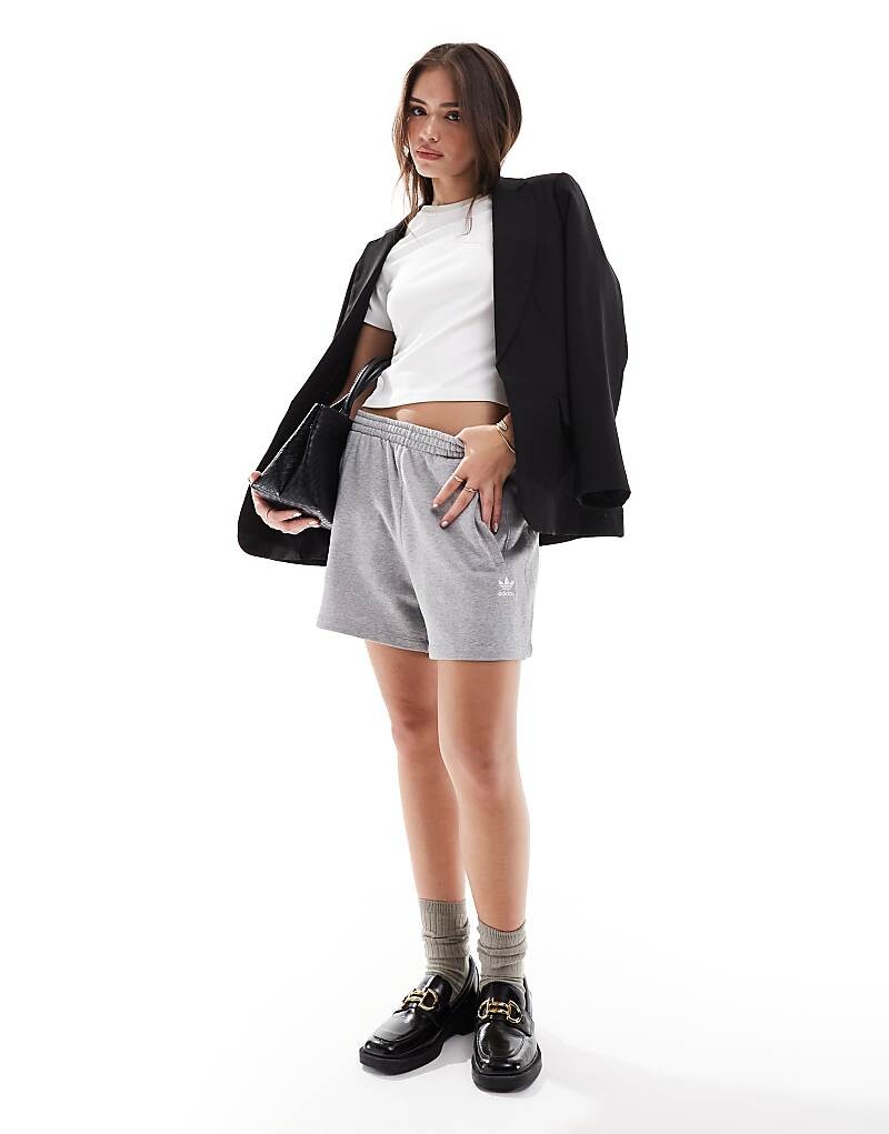 

adidas Originals – Essentials – Серые шорты