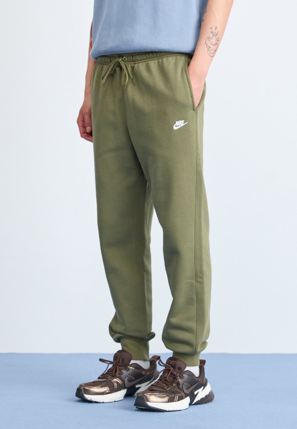 

Спортивные штаны CLUB JOGGER Nike Sportswear, оливковый