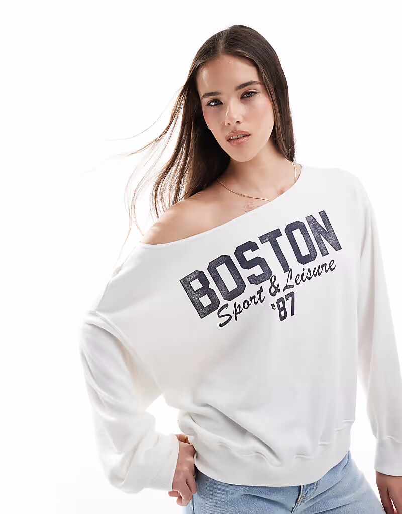 

Толстовка Hollister с открытыми плечами и принтом «Бостон» белого цвета