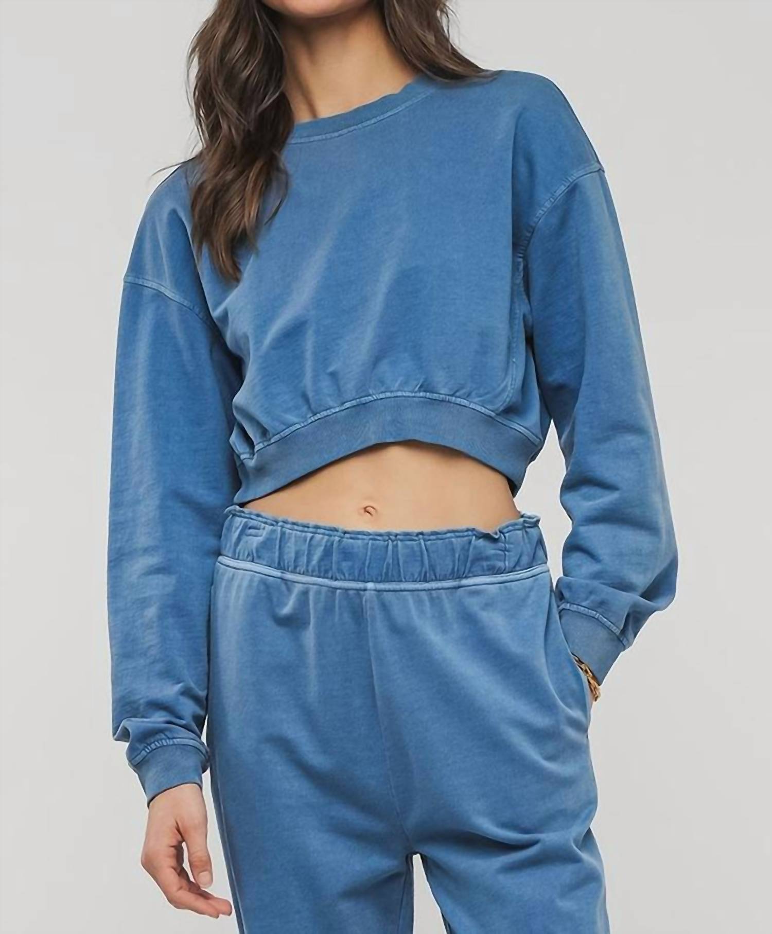 

Серо-голубой кроп-свитшот с эффектом минеральной стирки и воротником стойкой Urban Daizy