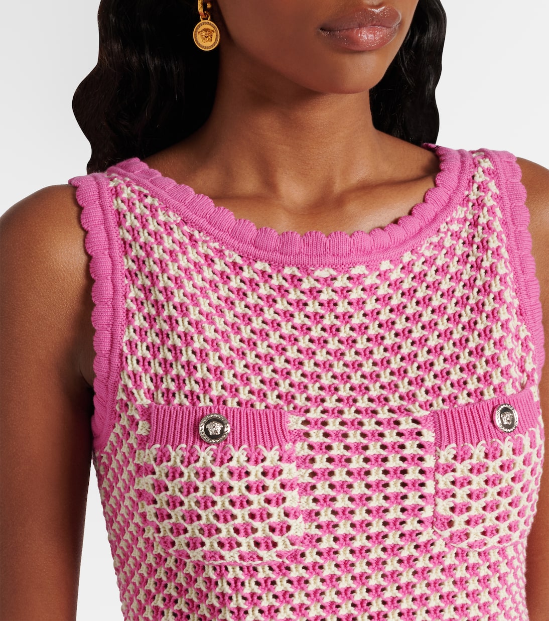 Кроп-топ из хлопковой смеси с вязаным узором Versace, Eggshell+Guava — фото 4