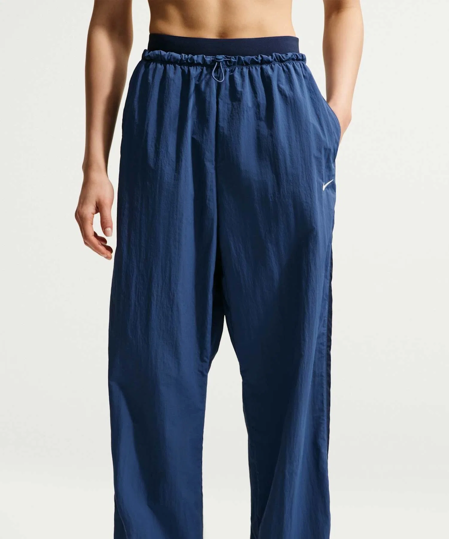 Женские брюки Nike Sportswear Loose High-Waisted Parachute Pants — фото 2