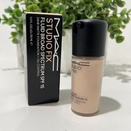 

Тональная жидкость MAC Studio Fix Fluid SPF 15 24H Matte Foundation Oil Control NW5 Authentic