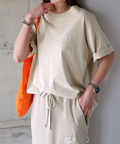 

Футболка с короткими рукавами, пигментированный принт, вышитый логотип ANME, бежевая