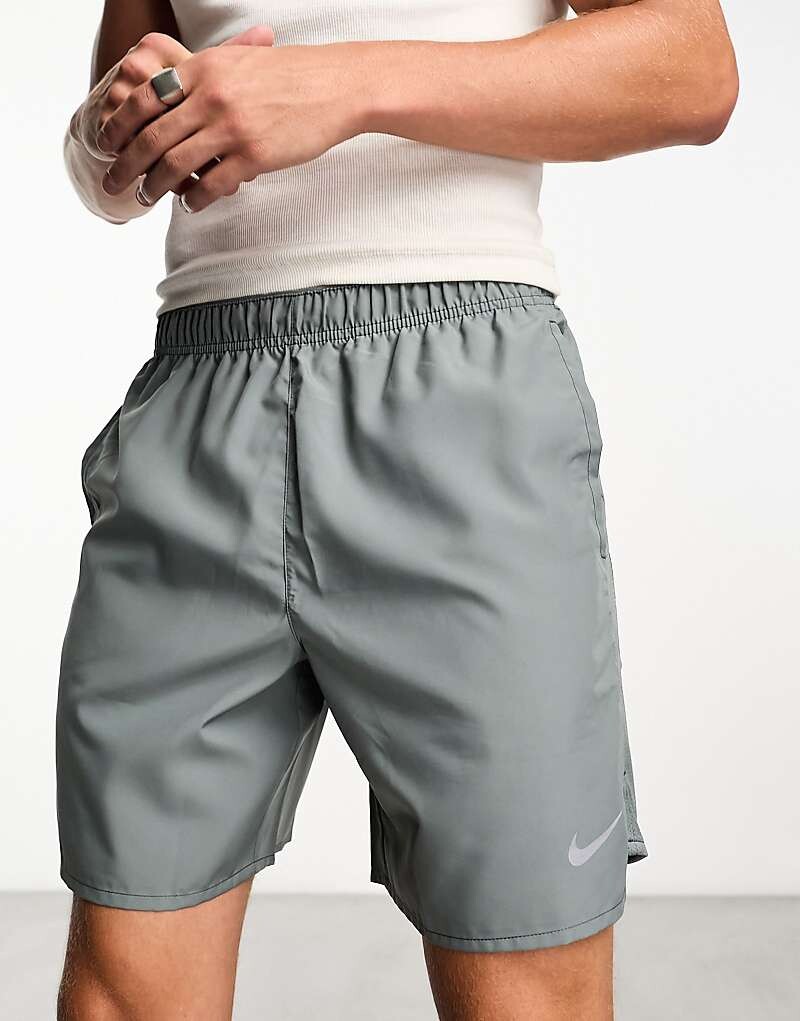 

Серые шорты Nike Running Challenger Dri-FIT размером 7 дюймов
