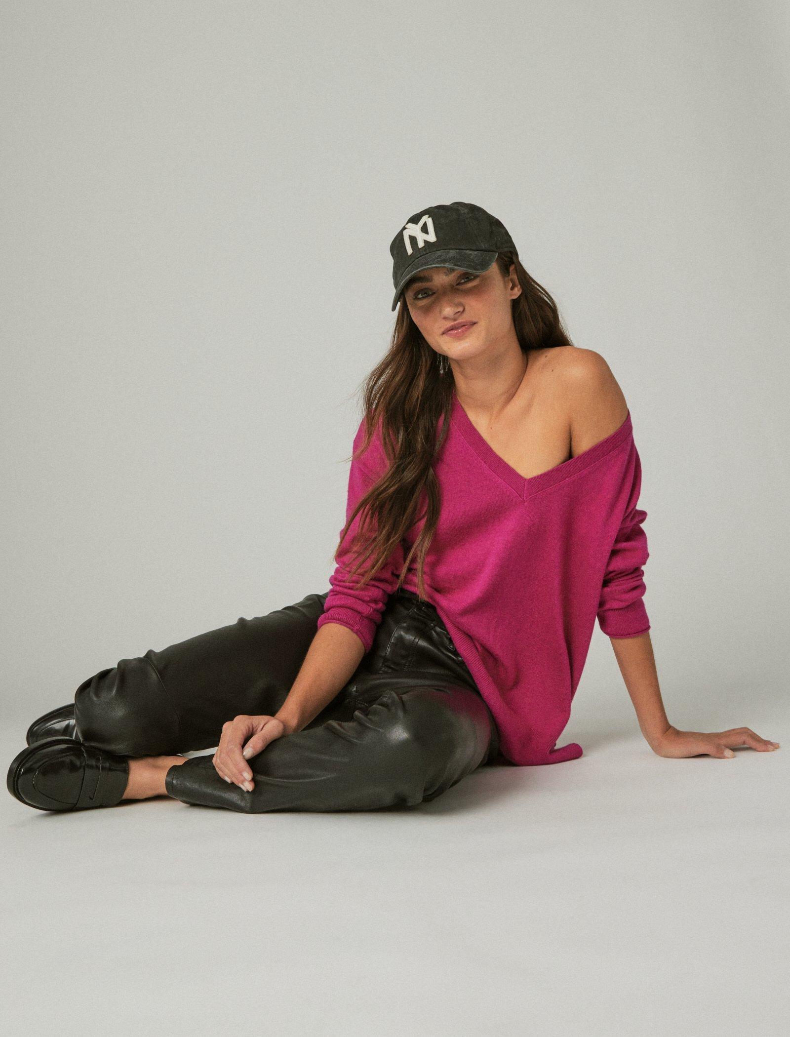 

Женский свитер Lucky Brand Cloud Soft с V-образным вырезом, цвет medium dark pink