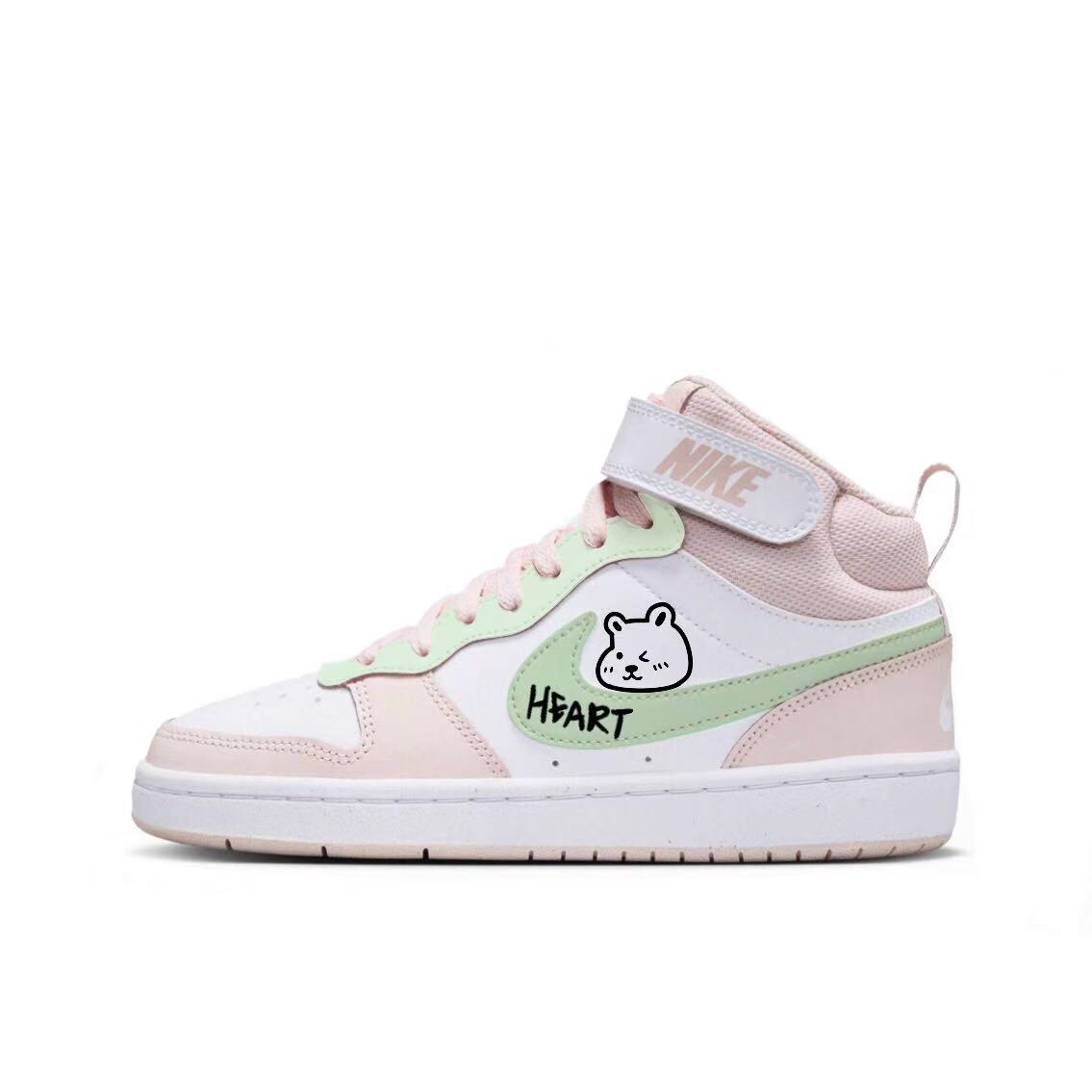 

Court Cute Bear Green Heart Abrasion Resistant Mid top Детские скейтбординговые кроссовки для подростков Nike, розовый