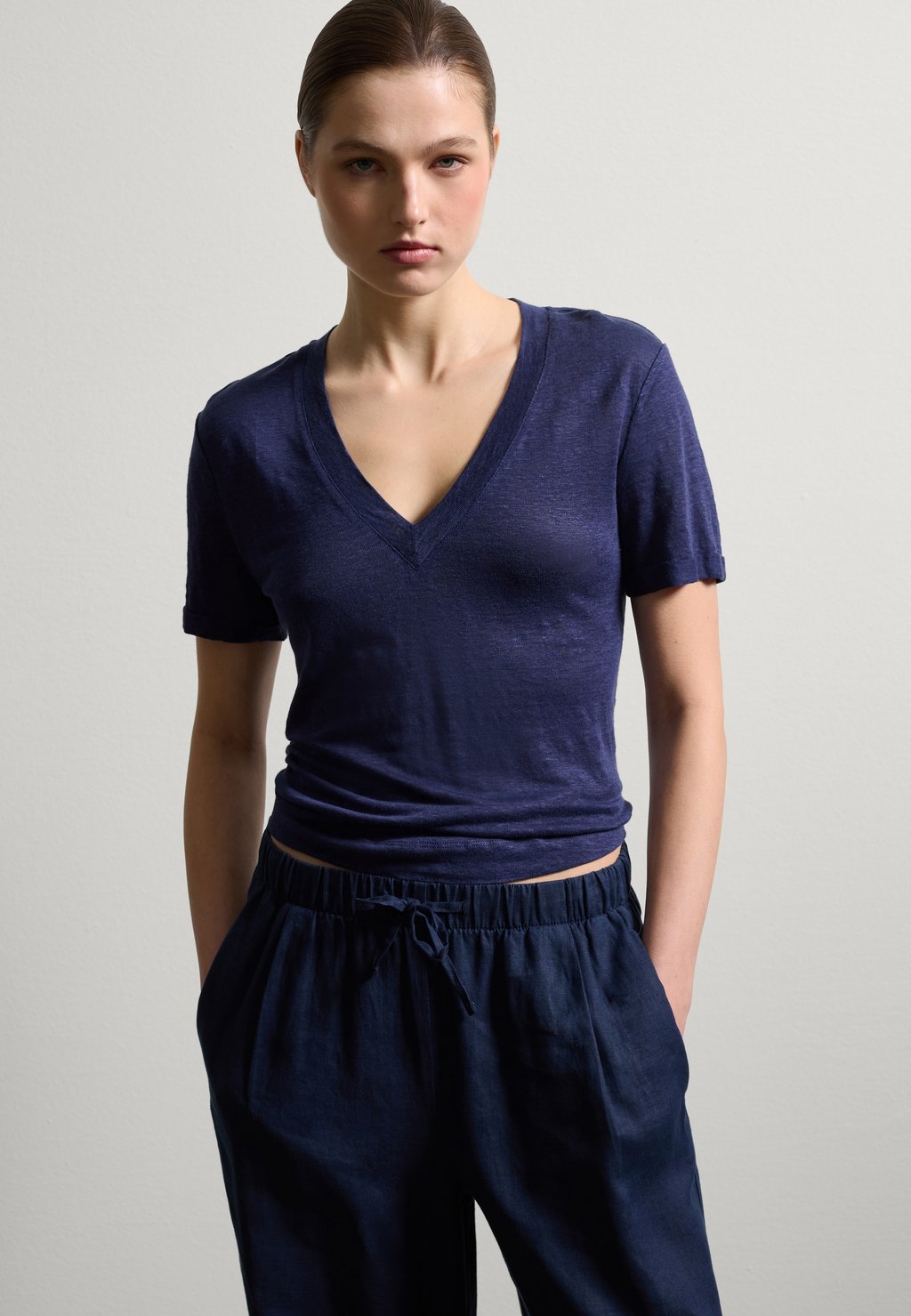 

Базовая футболка WITH V NECK. Stefanel, синий