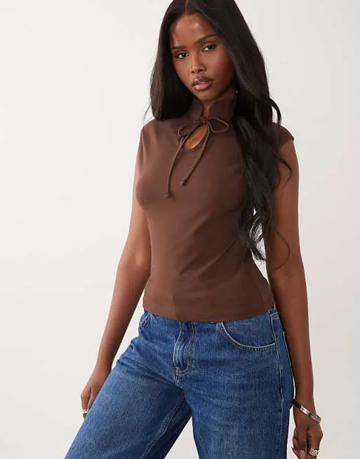 

Коричневый топ с воротником-стойкой и завязками на рукавах ASOS DESIGN