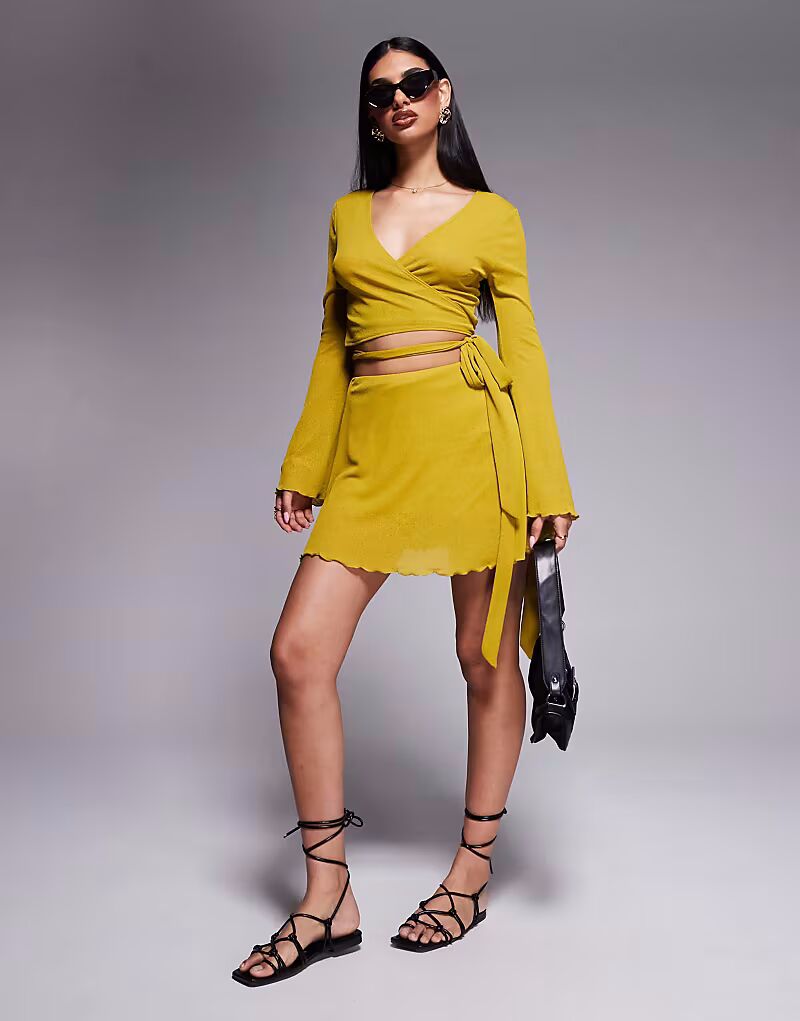 

Мини-юбка из сетчатой ​​ткани с оборками и запахом, с узлом сбоку, цвета шартрез Asos Design