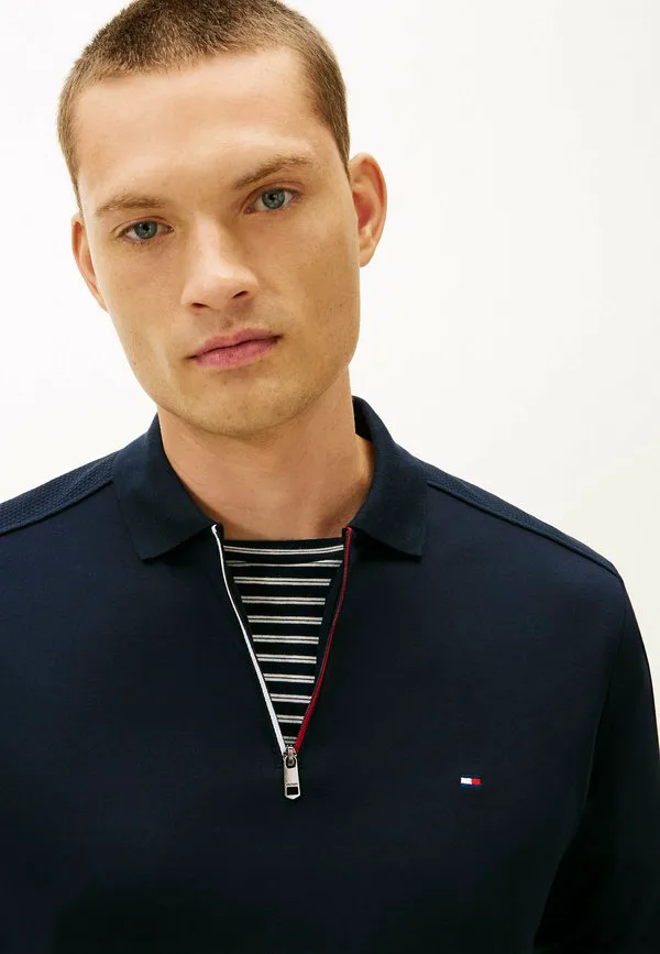 Рубашка-Поло на молнии с вышивкой флага, стандартного кроя. Tommy Hilfiger, Navy Blue — фото 4