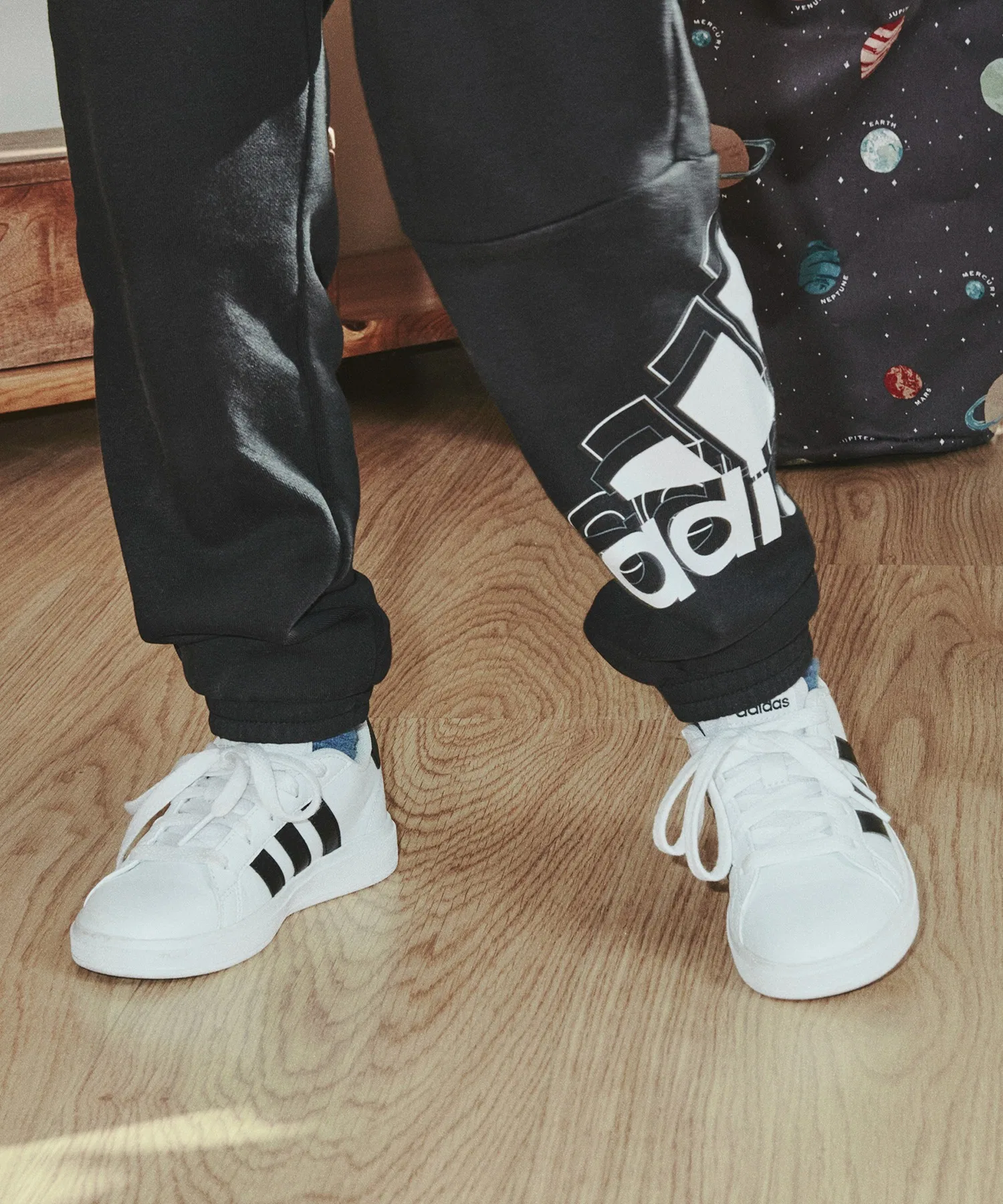 Женские и детские кроссовки adidas GrandCourt из искусственной кожи, чёрно-белые — фото 2