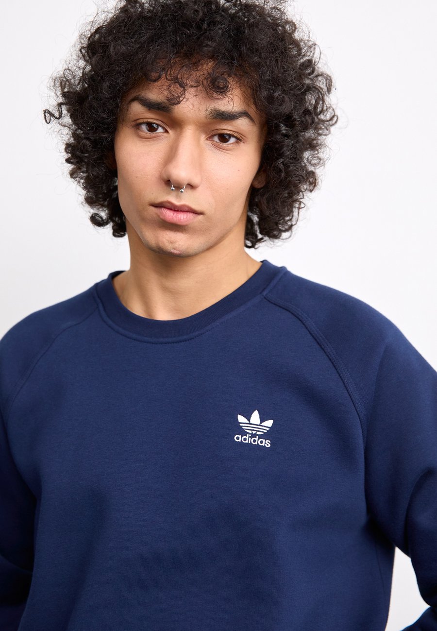 Толстовка Adidas Originals CREW, Night Indigo/Dark Blue — фото 4