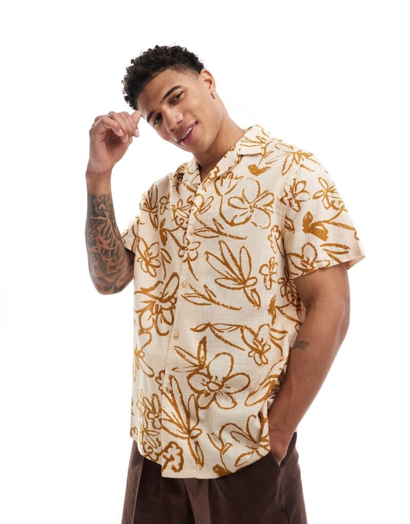 

Свободная рубашка с лацканами и цветочным принтом ASOS из ткани с эффектом льна бежевого цвета