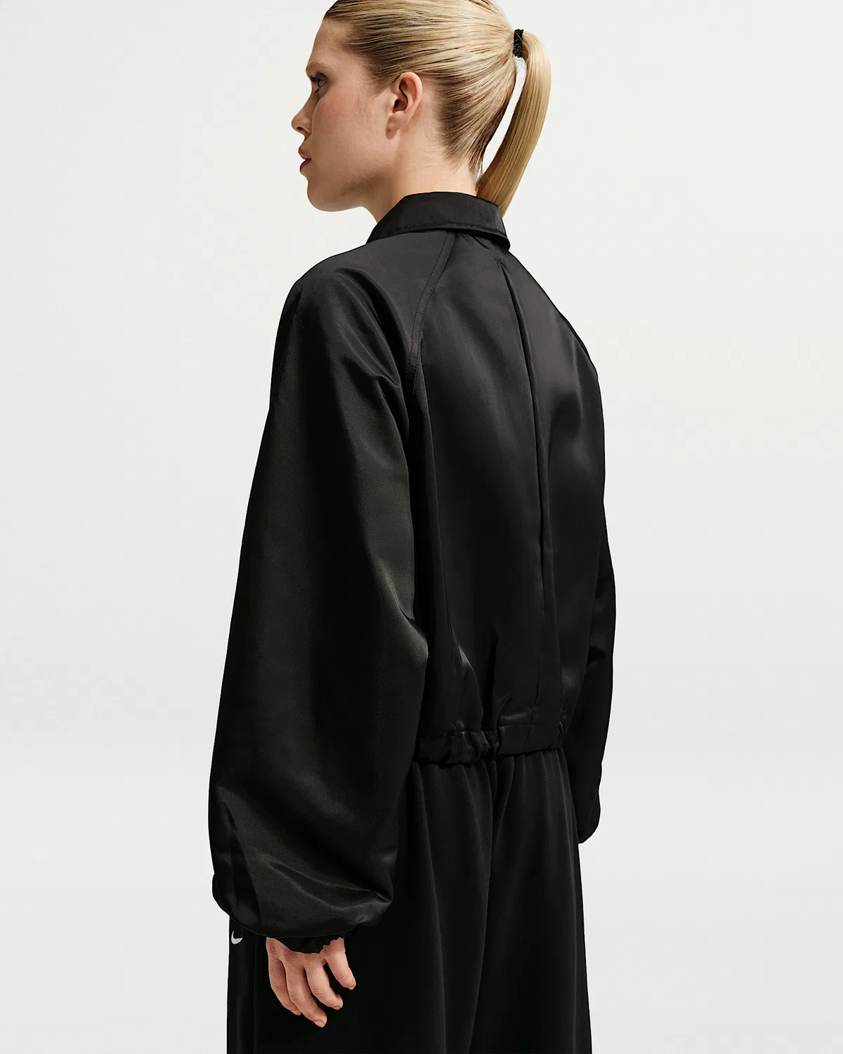Женская оверсайз сатиновая куртка Nike Sportswear, Black/Sail — фото 2