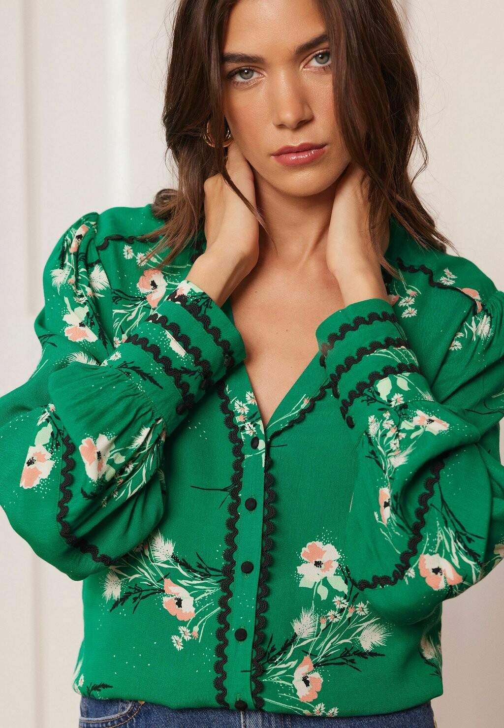 

Блузка Ric Rac Trim V Neck Regular Fit Love & Roses, зеленая с цветочным принтом