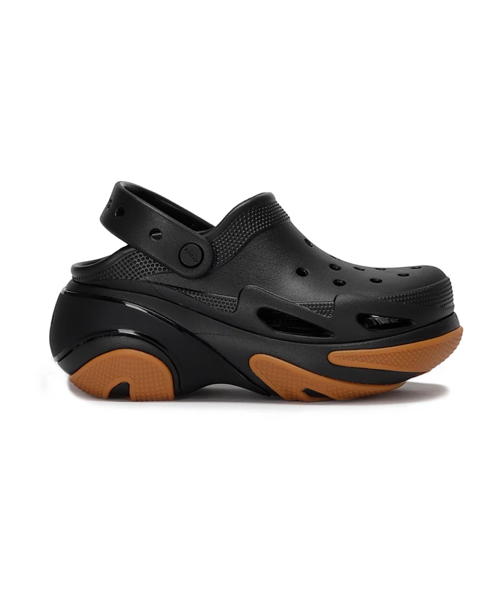 

Тапочки на высокой подошве и контрастными деталями. Crocs, черный